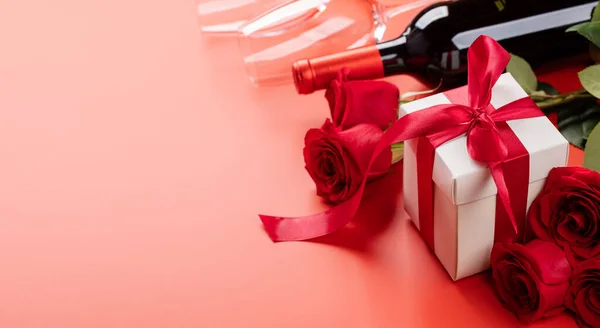Şarap Çiçek Hediye Kutusuyla Sevgililer Günü Kartı Selamlarınız Için Kırmızı — Stok fotoğraf