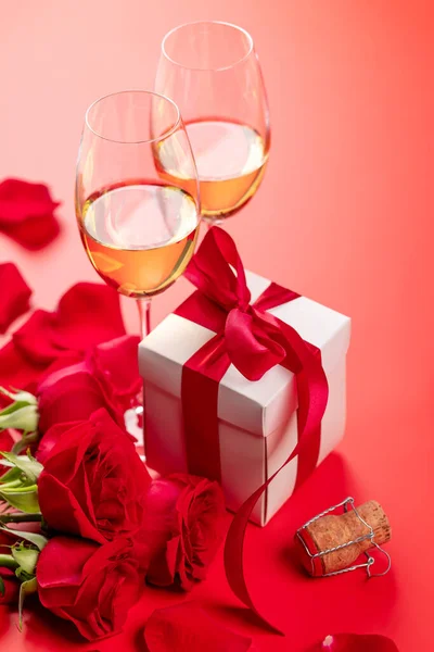 Tarjeta San Valentín Con Champán Flores Rosas Caja Regalo Sobre —  Fotos de Stock