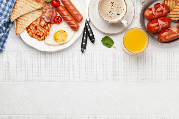 Englisches Frühstück Mit Spiegeleiern Bohnen Speck Und Würstchen Draufsicht Flach — Stockfoto