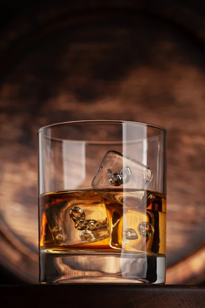 Copo Com Uísque Conhaque Rum Dourado Gelo Frente Velho Barril — Fotografia de Stock