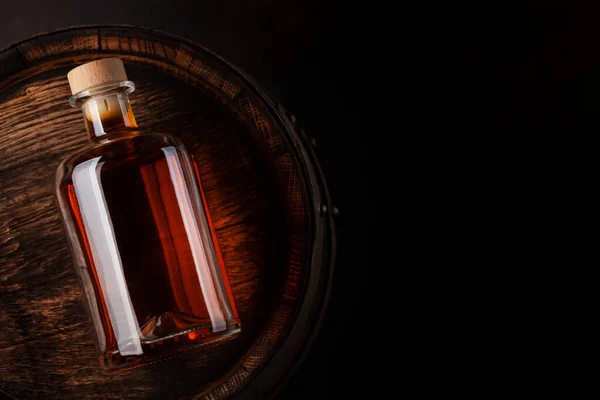 Bouteille Avec Rhum Cognac Whisky Sur Vieux Tonneau Bois Vue — Photo