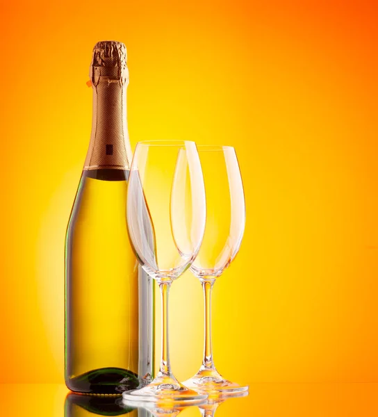 香槟杯和闪闪发光的酒瓶 — 图库照片