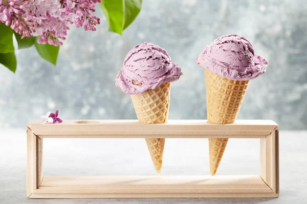 ワッフルコーンやライラックの花の様々なアイスクリームサンデー — ストック写真