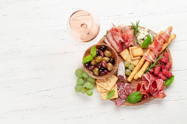 安帕通牌上有意大利熏肉 橄榄和玫瑰酒 带有复制空间的顶视图平面布局 — 图库照片