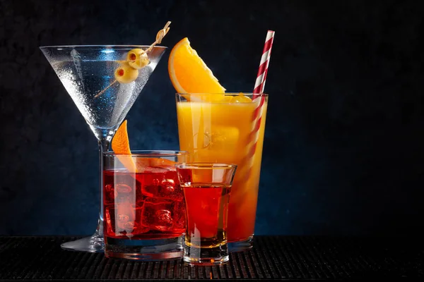 Cócteles Negroni Tequila Sunrise Martini Sobre Fondo Oscuro Con Espacio — Foto de Stock