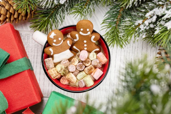 Gingerbread Man Koekjes Een Kopje Met Marshmallow Kerstvakantie — Stockfoto