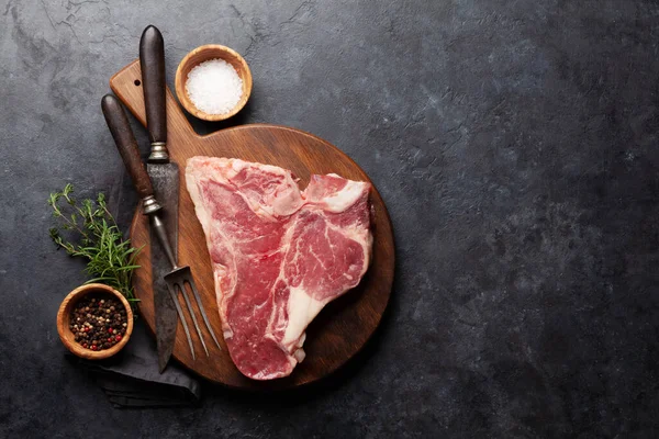 Porterhouse Bife Carne Crua Bone Com Ervas Especiarias Sobre Placa — Fotografia de Stock