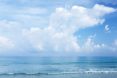 Deniz ve güneşli gökyüzü manzarası. Seyahat deniz manzarası