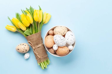 Paskalya tebrik kartı, laleler ve paskalya yumurtaları. Tebrik etmek için en üstteki dairede yer var.