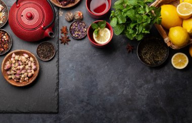 Çeşitli kurutulmuş çay ve çaydanlık. Üst görünüm düzlüğü kopyalama alanı ile yatıyordu