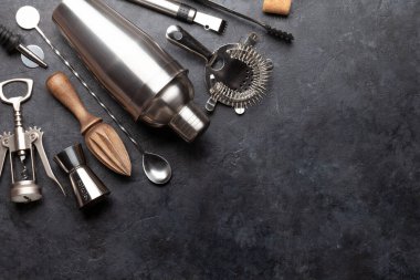 Çeşitli kokteyl aletleri. Titretici, süzgeç, meyve sıkacağı. Üst görünüm düzlüğü kopyalama alanı ile yatıyordu