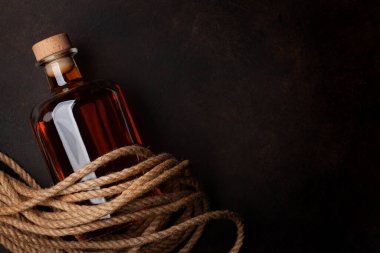 Bir şişe rom, konyak ya da viski. Üst görünüm düzlüğü kopyalama alanı ile yatıyordu