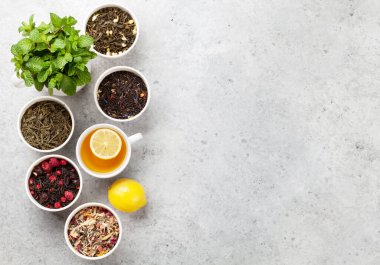 Çeşitli kurutulmuş çay, nane ve limon. Bitki, yeşil ve siyah çay yaprakları. Üst görünüm düzlüğü kopyalama alanı ile yatıyordu