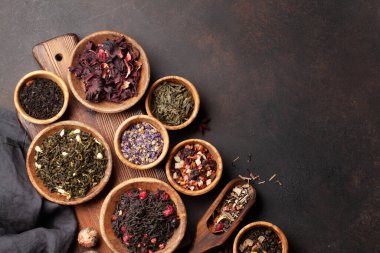 Çeşitli kurutulmuş çaylar. Bitki, böğürtlen, yeşil ve siyah çay yaprakları. Üst görünüm düzlüğü kopyalama alanı ile yatıyordu