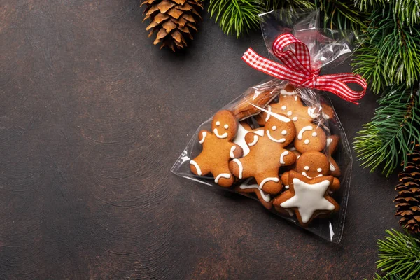 姜饼人饼干在礼品包装 有复制空间的圣诞卡 — 图库照片