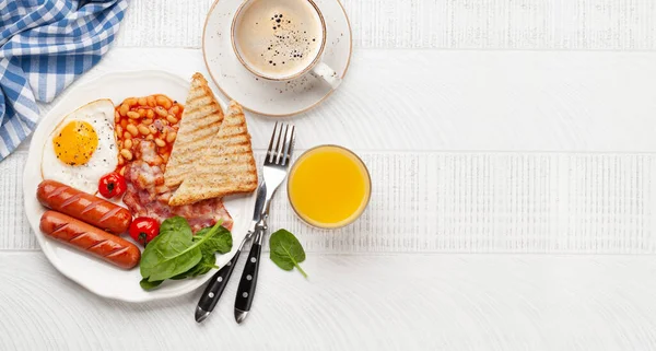 Englisches Frühstück Mit Spiegeleiern Bohnen Speck Und Würstchen Kaffee Und — Stockfoto
