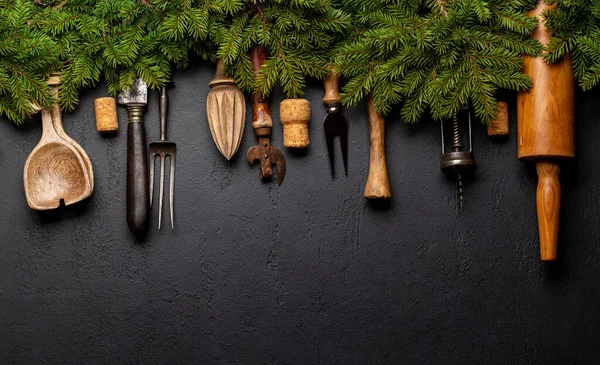 Köksredskap Och Gran Grenar Matlagningsbordet Julmatlagningskoncept Platt Liggplats Med Kopieringsutrymme — Stockfoto