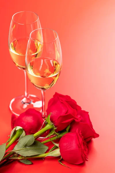 シャンパンとバラの花とバレンタインデーカード あなたの挨拶のためのスペースと赤の背景に — ストック写真