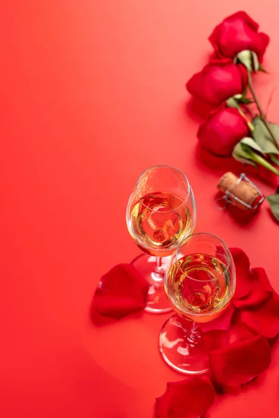 발렌틴 카드에 샴페인 장미꽃들 인사할 — 스톡 사진
