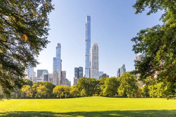 Manhattan Skyskrapor Och Central Park Äng — Stockfoto