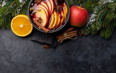 Meyve ve baharatlı sıcak şarap. Kopyalama alanı olan düz