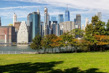 New York City silueti. Manhattan gökdelenleri Brooklyn 'den manzara