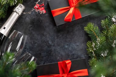 Noel hediye kutuları ve şampanya. Yılbaşı kutlamalarınız için boş yeriniz var