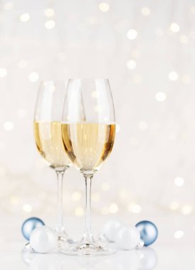 Noel ışıklarının önünde şampanya kadehleri...