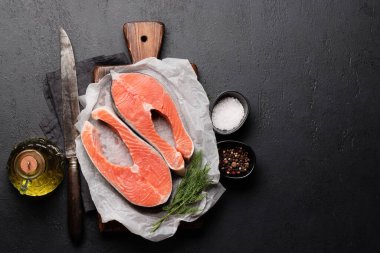 Taze somon bifteği. İki çiğ balık bifteği ve baharat. Kopyalama alanı olan düz