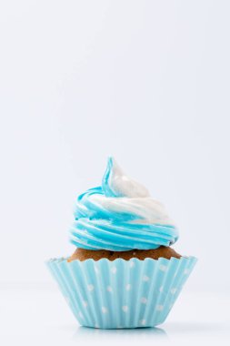 Gri arkaplanda, kopyalama alanı olan mavi kek