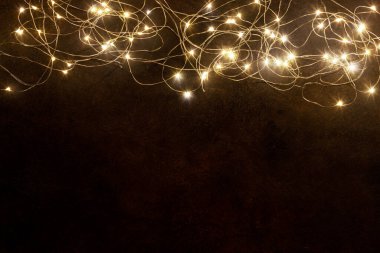 Arkaplanda fotokopi aletiyle parıldayan Noel çelengi