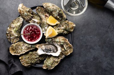 Taze istiridye ve köpüklü şarap. Kopyalama alanı olan düz