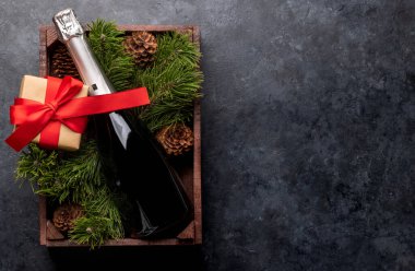 Noel hediyesi kutusu ve şampanya. Yılbaşı kutlamalarınız için boş yeriniz var