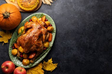 Şükran Günü hindisi ve kabak ekmeği fotokopi masasında. Düz yatıyordu