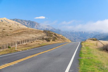 Asfalt yol ve kır manzarası