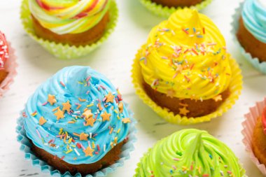 Ahşap masada renkli kekler