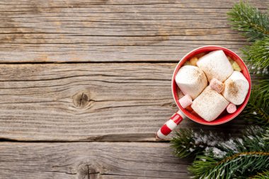 Marşmelovlu fincan ve karlı köknar ağacı. Fotokopi alanı olan Noel tatili