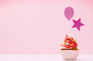 Pembe arkaplanda kopyalama alanı olan renkli kek