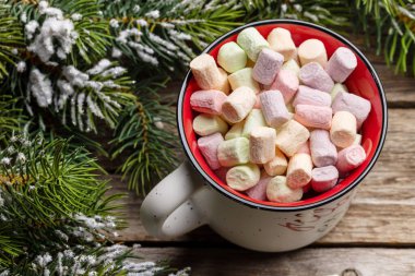 Marşmelovlu fincan ve karlı köknar ağacı. Noel tatili