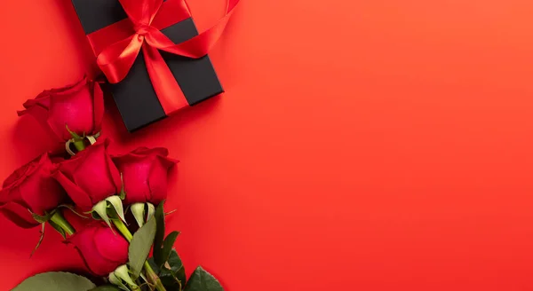 情人节卡片上有礼品盒和玫瑰花 在红色的背景上 为您的问候留出空间 — 图库照片