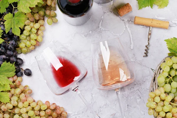 Bottiglie Bicchieri Vino Bianco Rosa Rosso Posa Piatta — Foto Stock