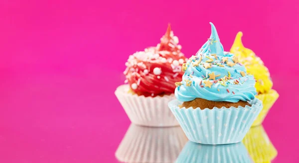 Coloridos Cupcakes Sobre Fondo Púrpura Con Espacio Para Copiar — Foto de Stock