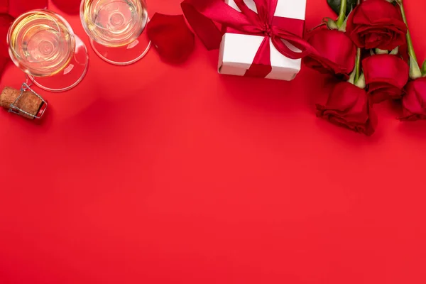 День Святого Валентина Листівка Шампанським Трояндовими Квітами Подарунковою Коробкою Червоному — стокове фото