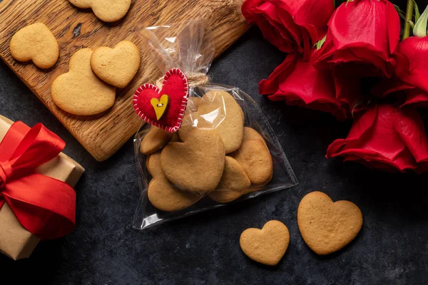 Tarjeta San Valentín Con Galletas Forma Corazón Flores Rosas Caja — Foto de Stock