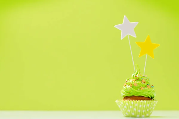 Colorido Cupcake Sobre Fondo Verde Con Espacio Para Copiar — Foto de Stock