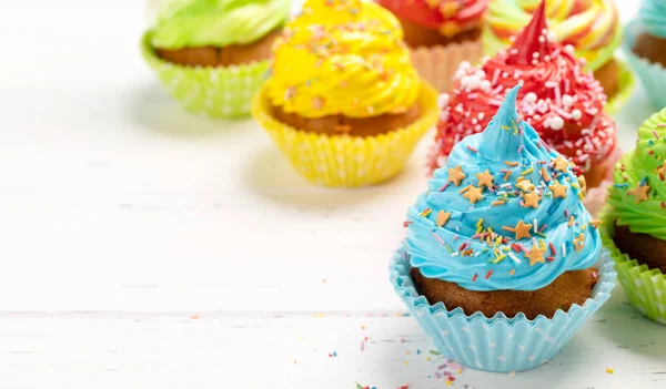 Coloridos Cupcakes Sobre Mesa Madera Con Espacio Copia — Foto de Stock