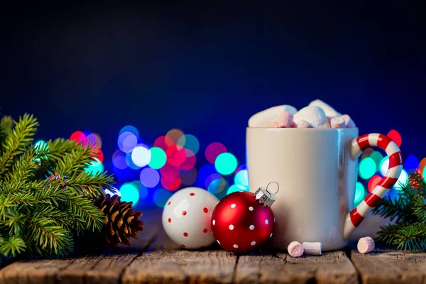 Chocolate Caliente Con Malvavisco Rama Árbol Navidad Con Decoración Guirnalda — Foto de Stock
