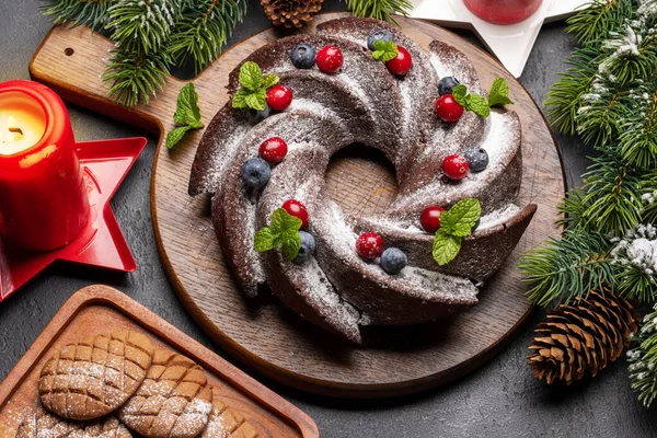 Рождественский Торт Украшен Черникой Клюквой Мятой — стоковое фото