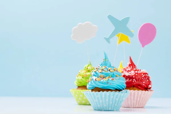 Coloridos Cupcakes Sobre Fondo Azul Con Espacio Para Copiar — Foto de Stock