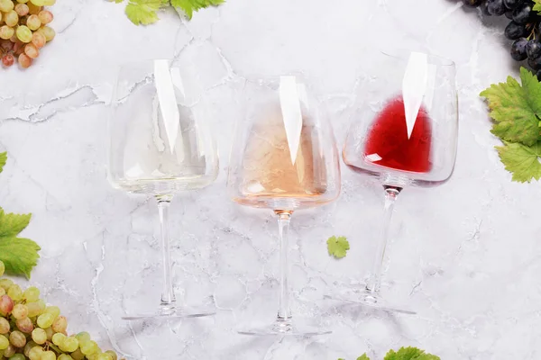 Λευκά Ροζέ Και Κόκκινα Ποτήρια Κρασιού Και Σταφύλια Επίπεδη — Φωτογραφία Αρχείου